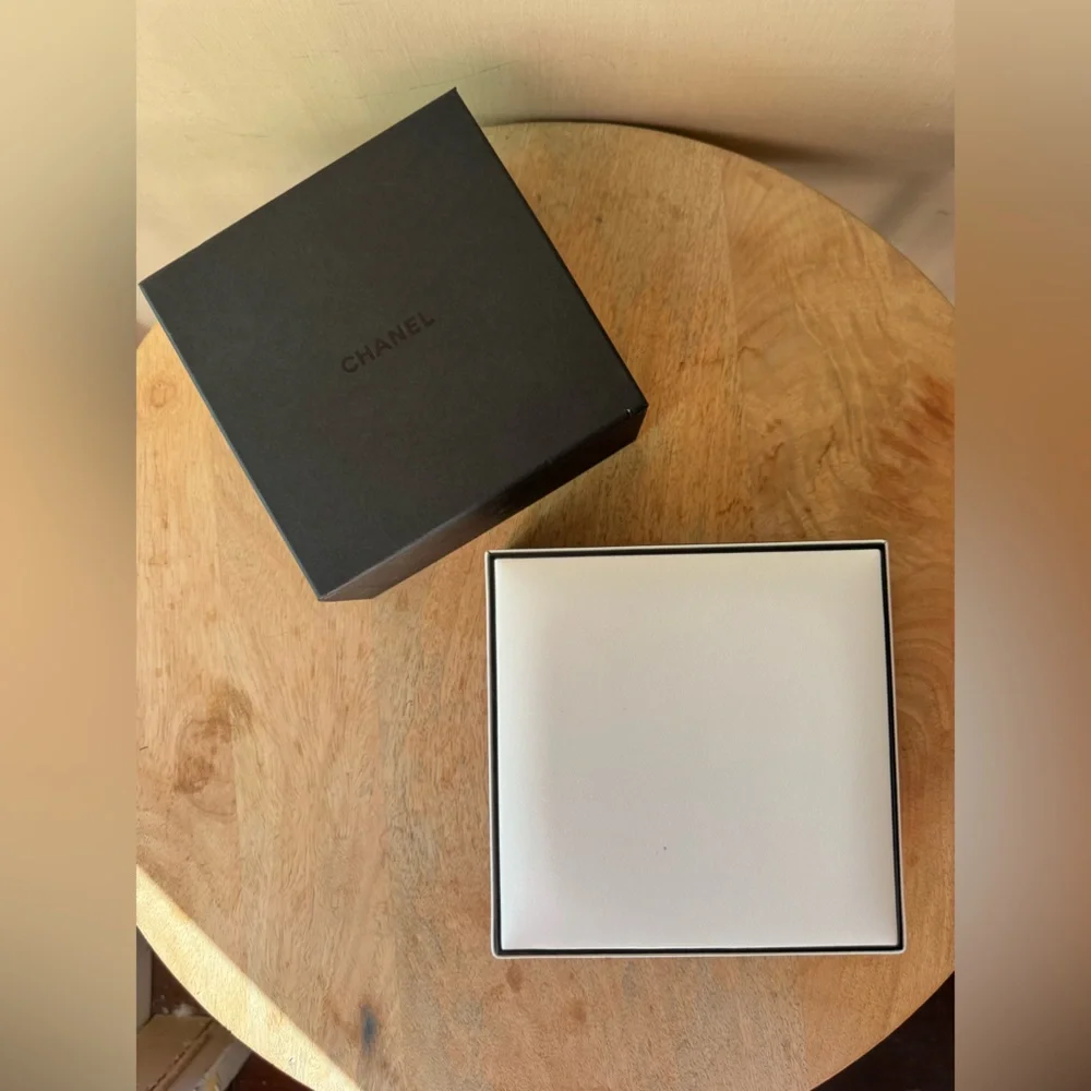 CHANEL Elegant Black Gift Box - Picture 3 of 4